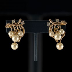 Vintage Crown Trifari Glass Pearls & Gold Tone Grape Cluster Clip-on Earrings